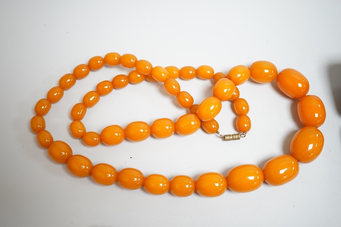 A group of antique and later jewellery inc. cased paste set spray brooch, a Mexican paste set brooch, a paste set shoe buckle and a pressed amber necklace.